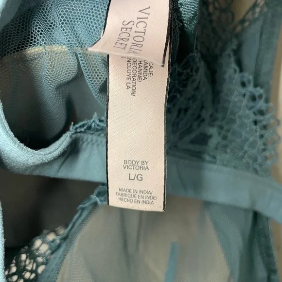 Victoria's Secret Lace Front-Close Bralette - Picture 8 of 8